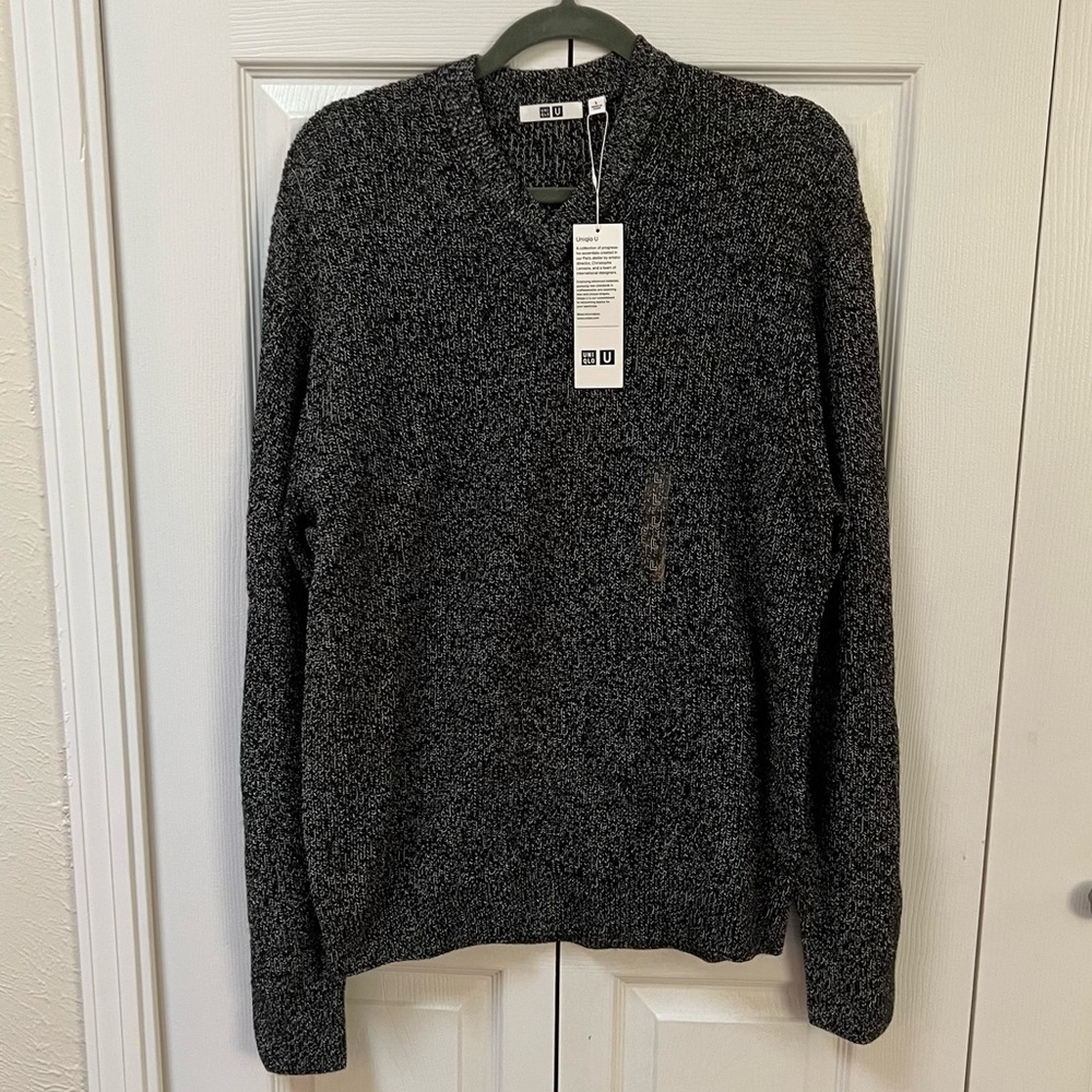 Uniqlo U gray v-neck sweater - large NWT